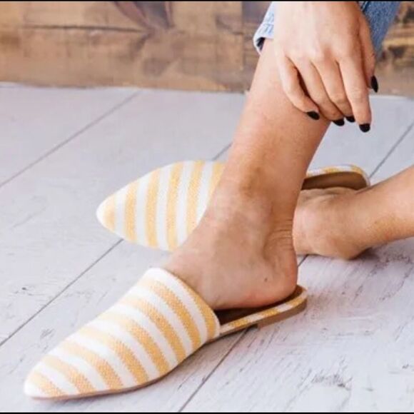 ๐ NEWย ๐ป YELLOW/WHITE SUMMER COLOR MULES SIZE 10 NIB๐ป - Picture 1 of 6